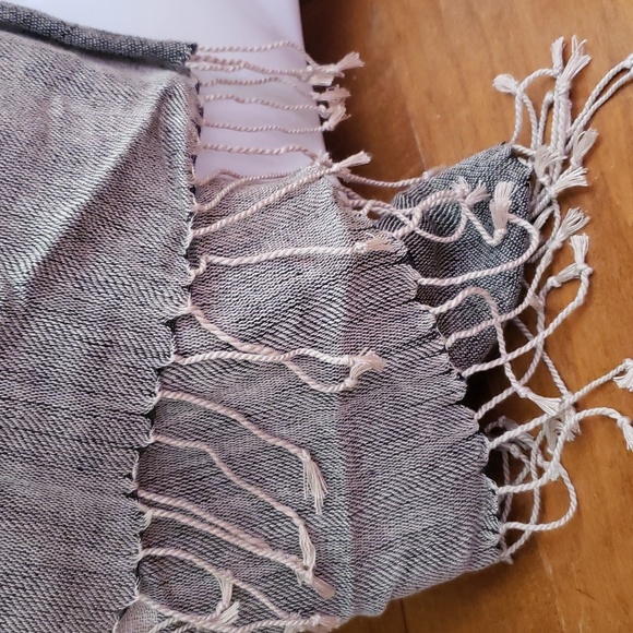 Accessories - Lovely understated reversible scarf